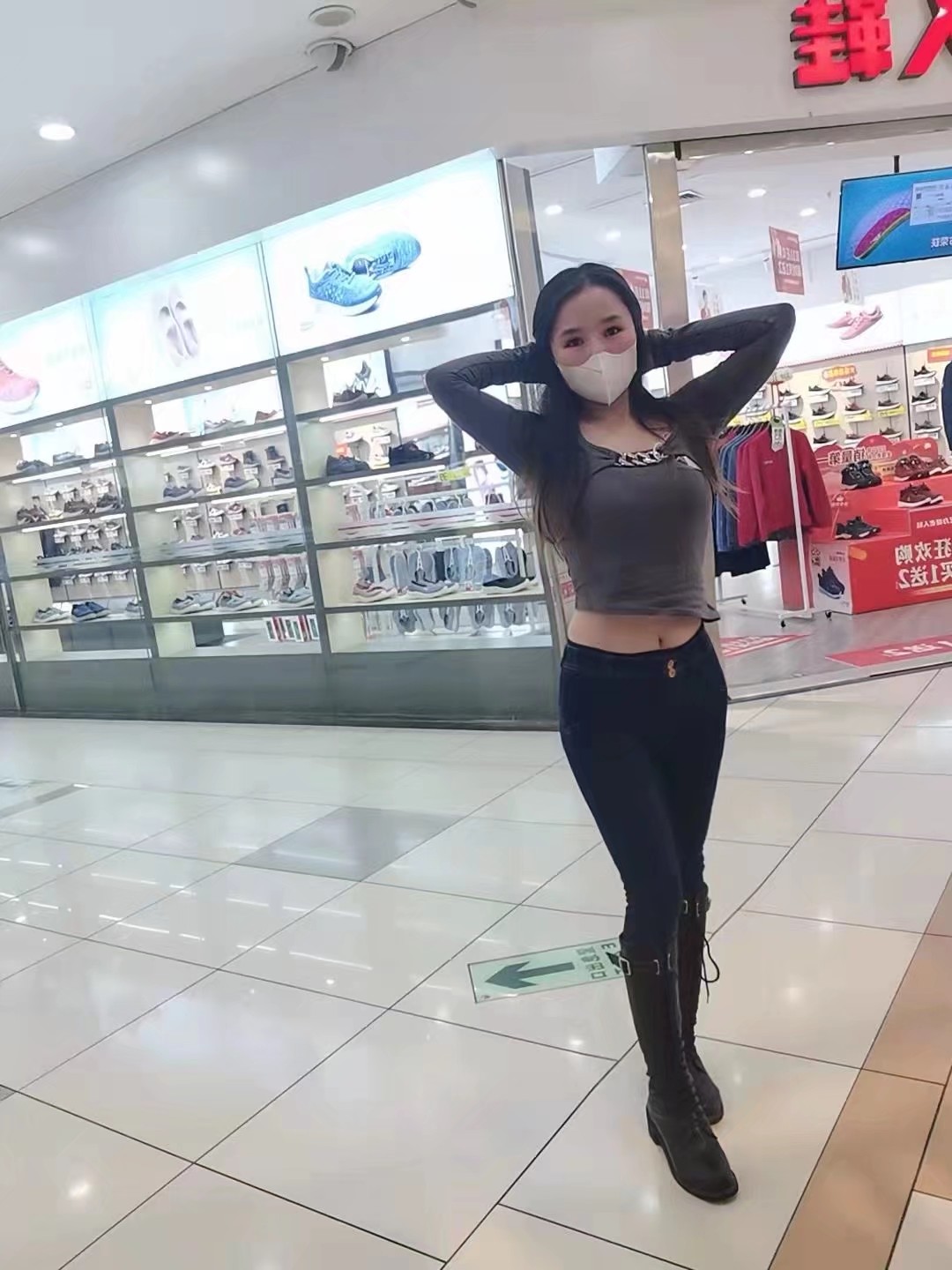 宝龙身材好的小美女